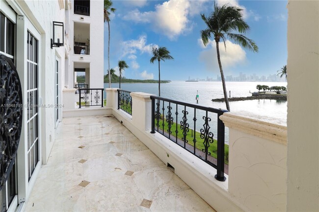 2428 Fisher Island Dr in Miami Beach, FL - Foto de edificio - Building Photo