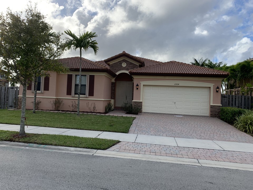 11924 SW 155th Ct-Unit -4 bedrooms in Miami, FL - Building Photo