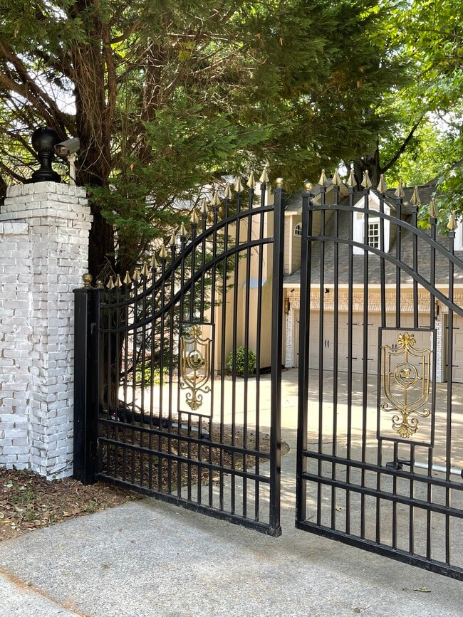 property at 915 Woodlawn Dr NE