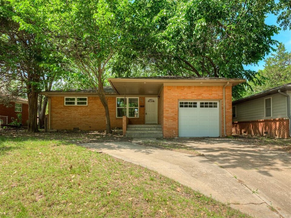 1512 Bedford Ln in Norman, OK - Building Photo
