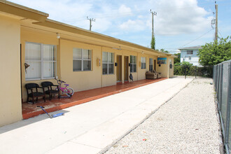 411 Sharar Ave in Opa Locka, FL - Building Photo - Building Photo