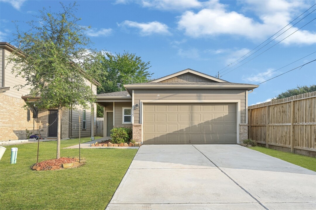12823 Clearcroft St in Houston, TX - Building Photo