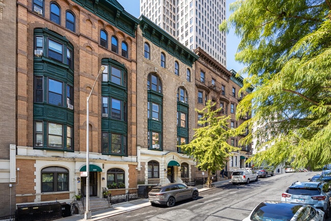 526 W 123rd St in New York, NY - Foto de edificio - Building Photo