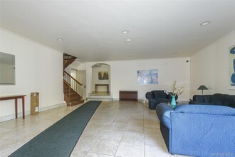 150 S Middle Neck Rd in Great Neck, NY - Foto de edificio - Building Photo