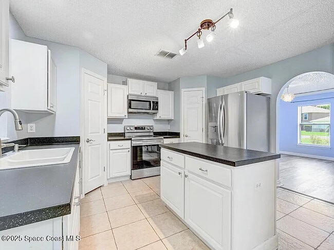 2240 Spring Creek Cir in Palm Bay, FL - Building Photo - Building Photo