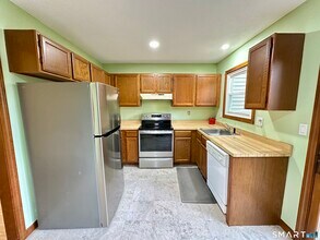 10 Windwood Dr in Windsor Locks, CT - Building Photo - Building Photo