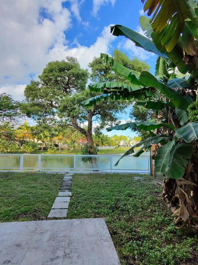 9009 SW 214th St in Cutler Bay, FL - Building Photo - Building Photo