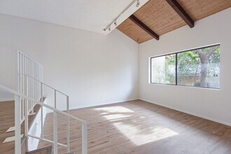 10444 Canoga Ave in Los Angeles, CA - Building Photo - Building Photo