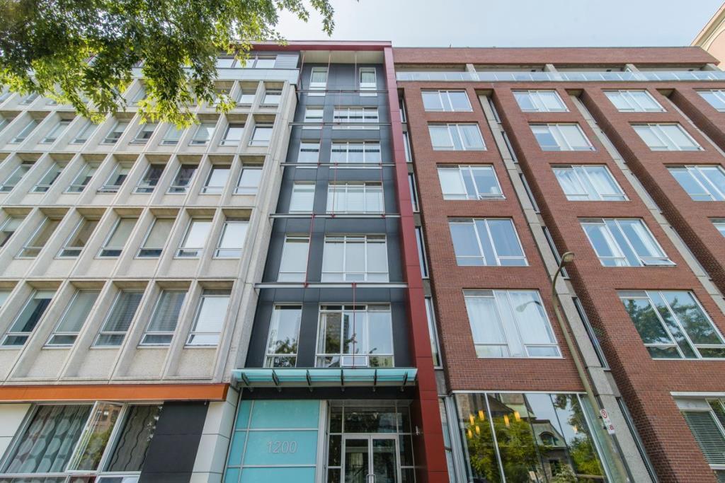 1200 Saint-Alexandre in Montréal, QC - Building Photo