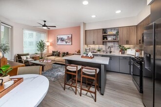 Bowen Apartments in San Diego, CA - Foto de edificio - Building Photo