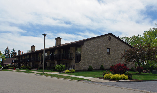 8330-8334 Woodland Dr in Darien, IL - Foto de edificio - Building Photo