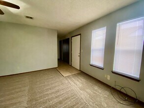 2115 W Oak Ave in Enid, OK - Building Photo - Building Photo