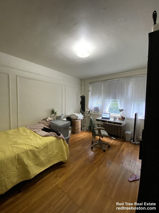 1687 Commonwealth Ave, Unit 10 in Boston, MA - Foto de edificio - Building Photo