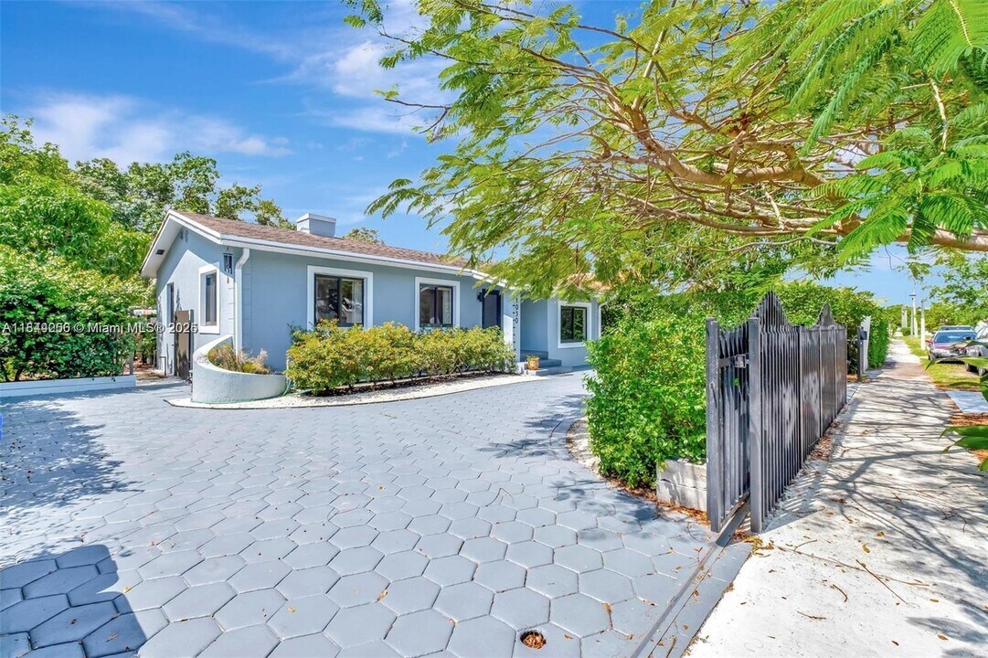 1030 NW 43rd St in Miami, FL - Building Photo