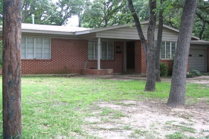 3902 Oaklawn St in Bryan, TX - Building Photo