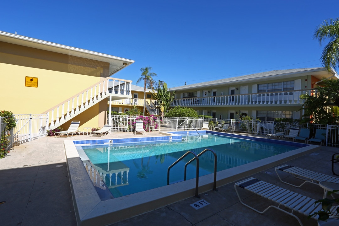 Villas Isabel in Naples, FL - Foto de edificio