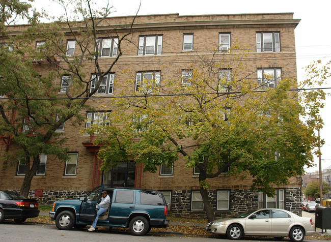 1 Morris Cres in Yonkers, NY - Foto de edificio - Building Photo