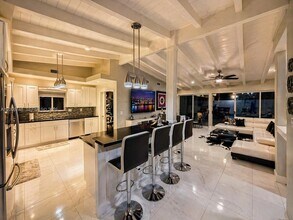 561 NE 172nd St in North Miami Beach, FL - Foto de edificio - Building Photo