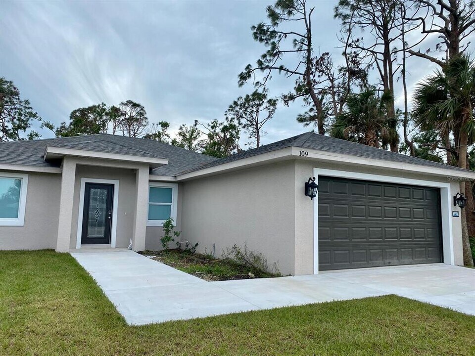 109 Swan Dr in Rotonda West, FL - Building Photo