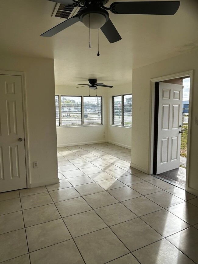 2429 Canal St-Unit -Unit 1 in Ft. Myers, FL - Building Photo - Building Photo