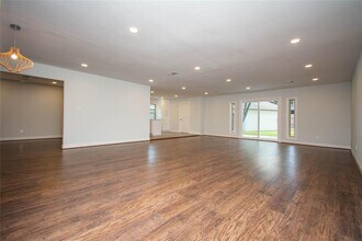 6810 Northampton Way in Houston, TX - Building Photo - Building Photo