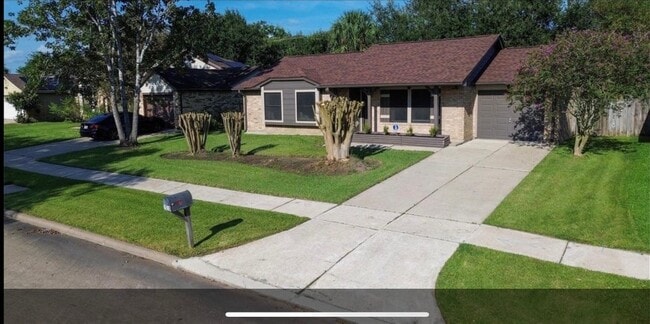 1010 Dixie Dr in League City, TX - Building Photo - Building Photo
