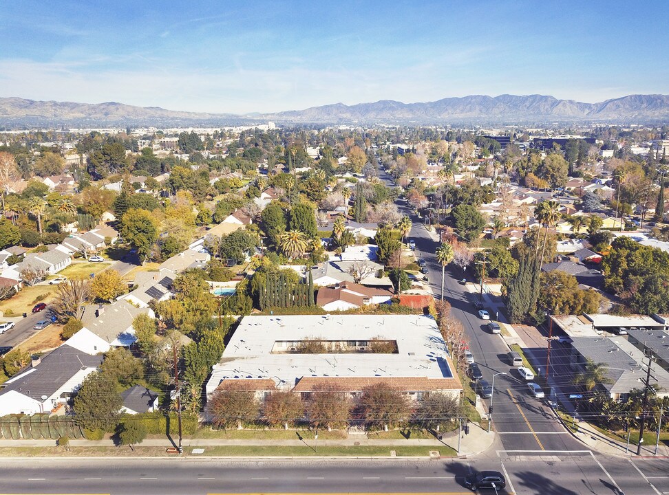15507 Vanowen St in Van Nuys, CA - Building Photo