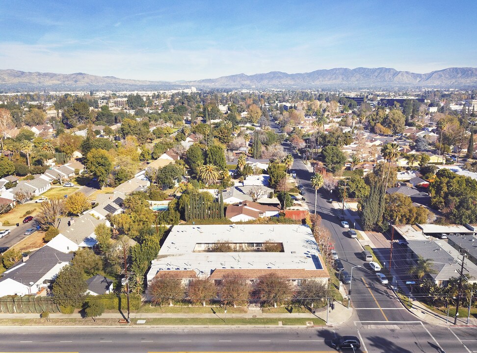 15507 Vanowen St in Van Nuys, CA - Foto de edificio