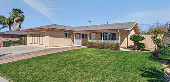 1300 Mesa Dr in Hollister, CA - Building Photo