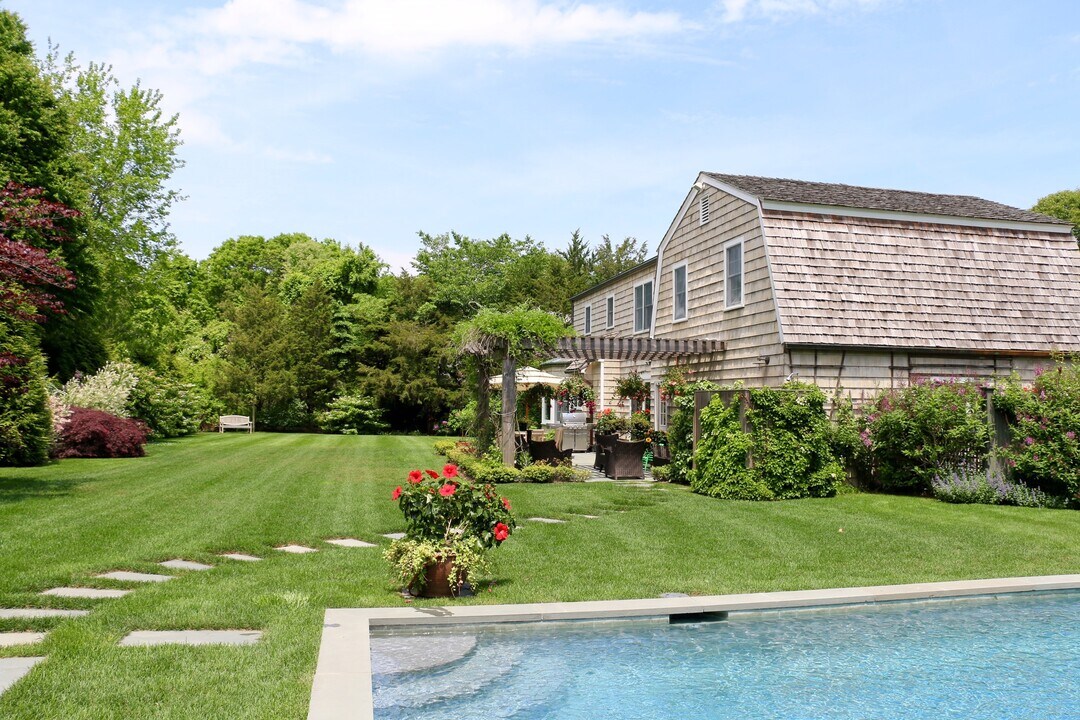 21 Inkberry St in East Hampton, NY - Building Photo