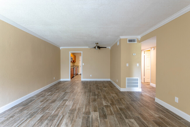 Autumn Run in Altamonte Springs, FL - Building Photo - Interior Photo