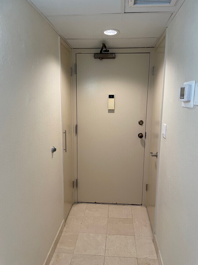 2499 Kapiolani Blvd, Unit Iolani Court Plaza in Honolulu, HI - Building Photo - Building Photo