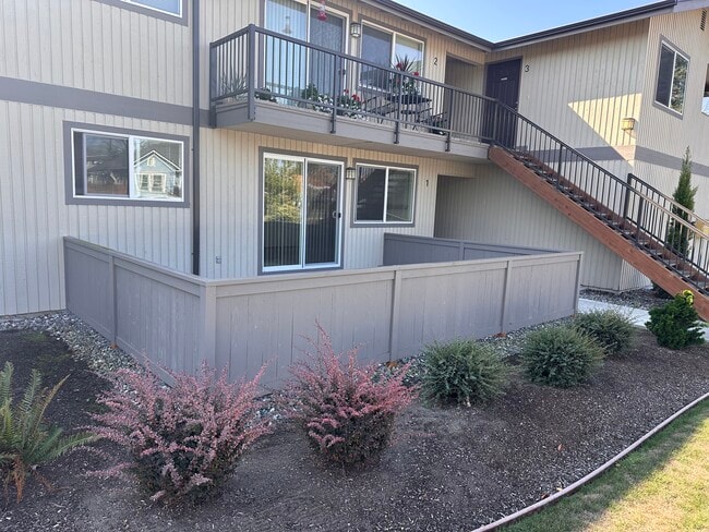 1310 E Section St, Unit 1 in Mount Vernon, WA - Building Photo - Building Photo