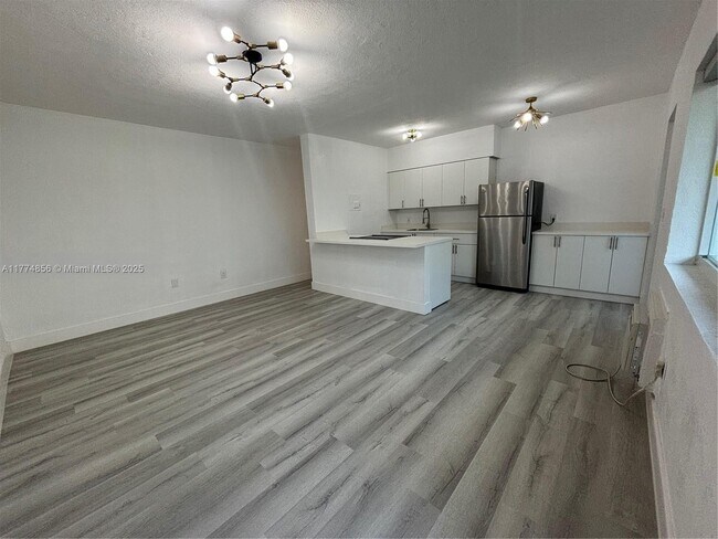 9270 E Bay Harbor Dr in Bay Harbor Islands, FL - Building Photo - Building Photo