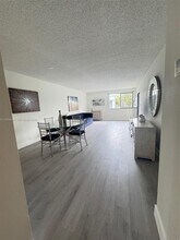 163 Lakeview Dr in Weston, FL - Building Photo - Building Photo