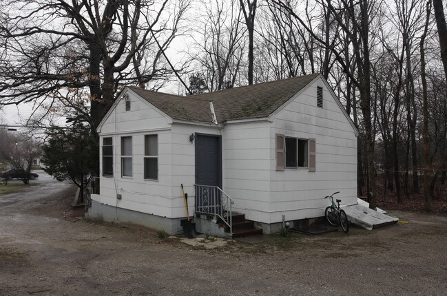 440 Middle Country Rd in Middle Island, NY - Building Photo - Building Photo