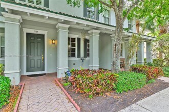 1157 NW 18th Ave in Boca Raton, FL - Foto de edificio - Building Photo