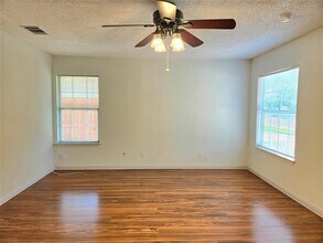 8309 Burrell Dr in Austin, TX - Foto de edificio - Building Photo
