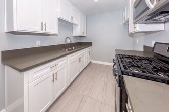 916 N Inglewood Ave in Inglewood, CA - Foto de edificio - Interior Photo