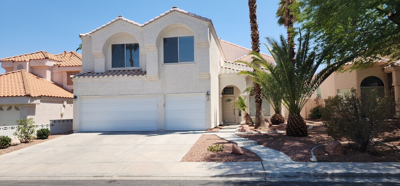 2111 Fountain Springs Dr in Henderson, NV - Building Photo