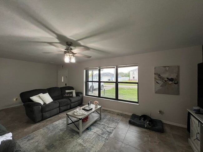 1672 SW Schleicher Ln in Port St. Lucie, FL - Building Photo - Building Photo
