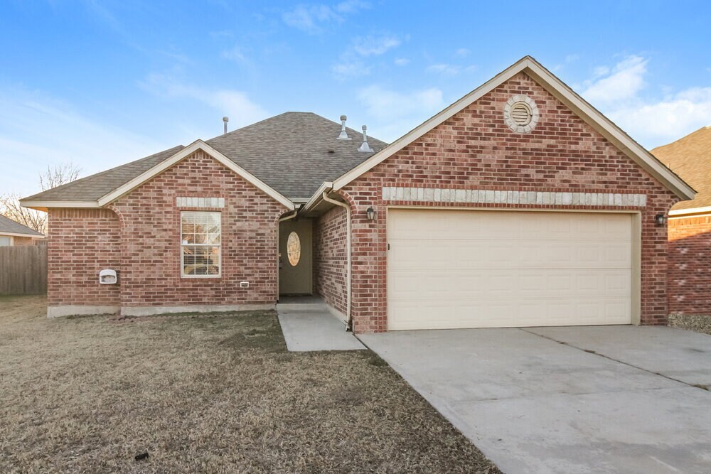 4009 Notting Hill Dr in Moore, OK - Building Photo