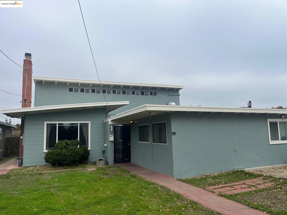 161 Sequoia Dr in Pittsburg, CA - Building Photo