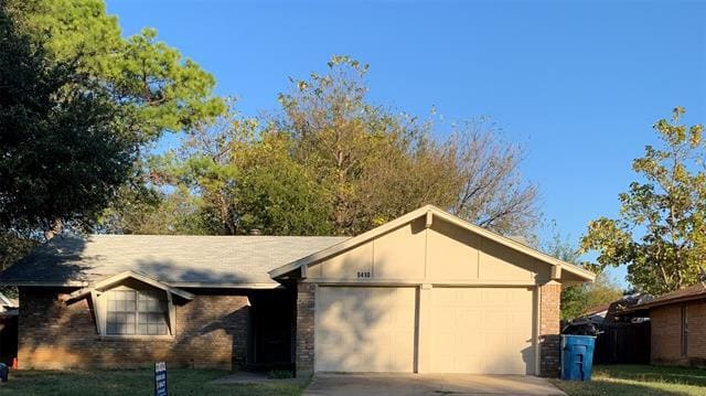 5410 King Manor Dr in Lake Dallas, TX - Building Photo