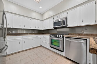 4426 Basswood Ln in Bellaire, TX - Foto de edificio - Building Photo