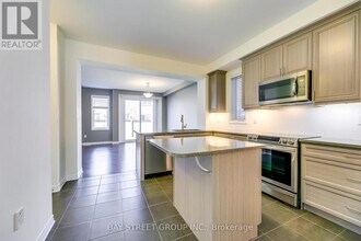 125 Hatt Ct in Milton, ON - Building Photo - Building Photo