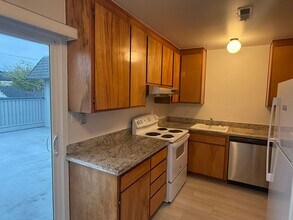 3251 Santa Clara Ave in El Cerrito, CA - Foto de edificio - Building Photo