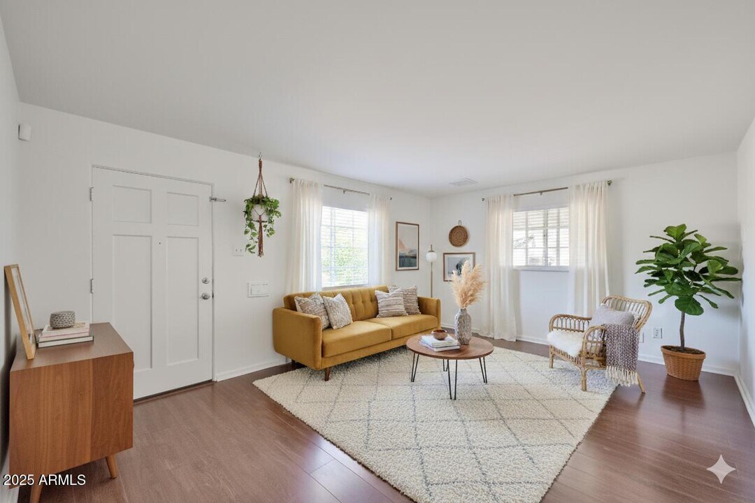 2221 W Clarendon Ave in Phoenix, AZ - Building Photo