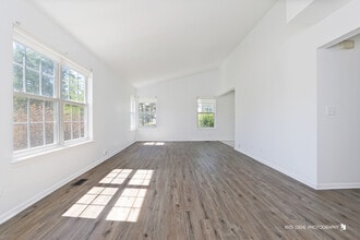 211 Dogwood Ct in Lindenhurst, IL - Building Photo - Building Photo