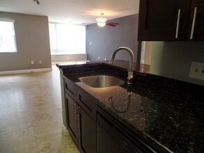 2811 N Oakland Forest Dr in Oakland Park, FL - Foto de edificio - Building Photo